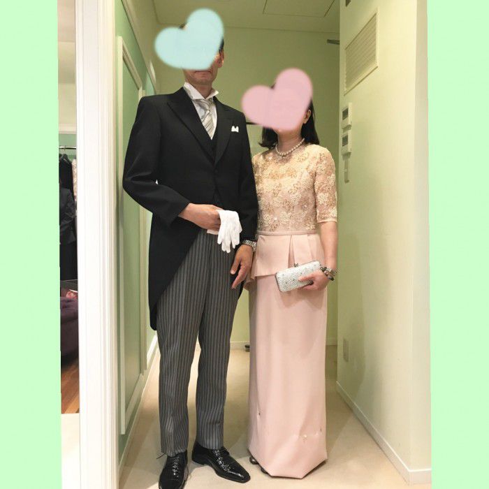 写真 男性のドレスコードに女性が合わせるのがフォーマルのルール。お父様がモーニングを着られる場合はお母様もロングドレスがふさわしい
