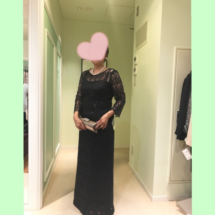 ストレートタイプでお母様向けのドレスとしては最もスタンダード。色は濃いネイビー。細かいレースにスパンコールが散りばめられている